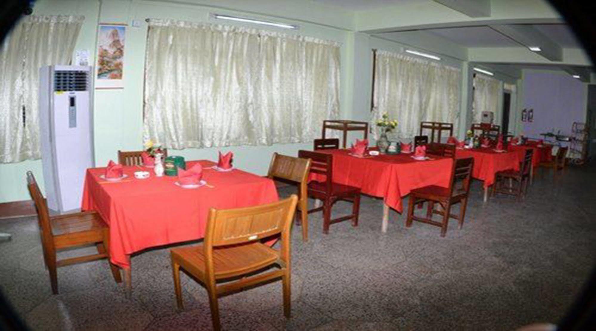 Hotel Shwe Eain Taw Rangoon Buitenkant foto