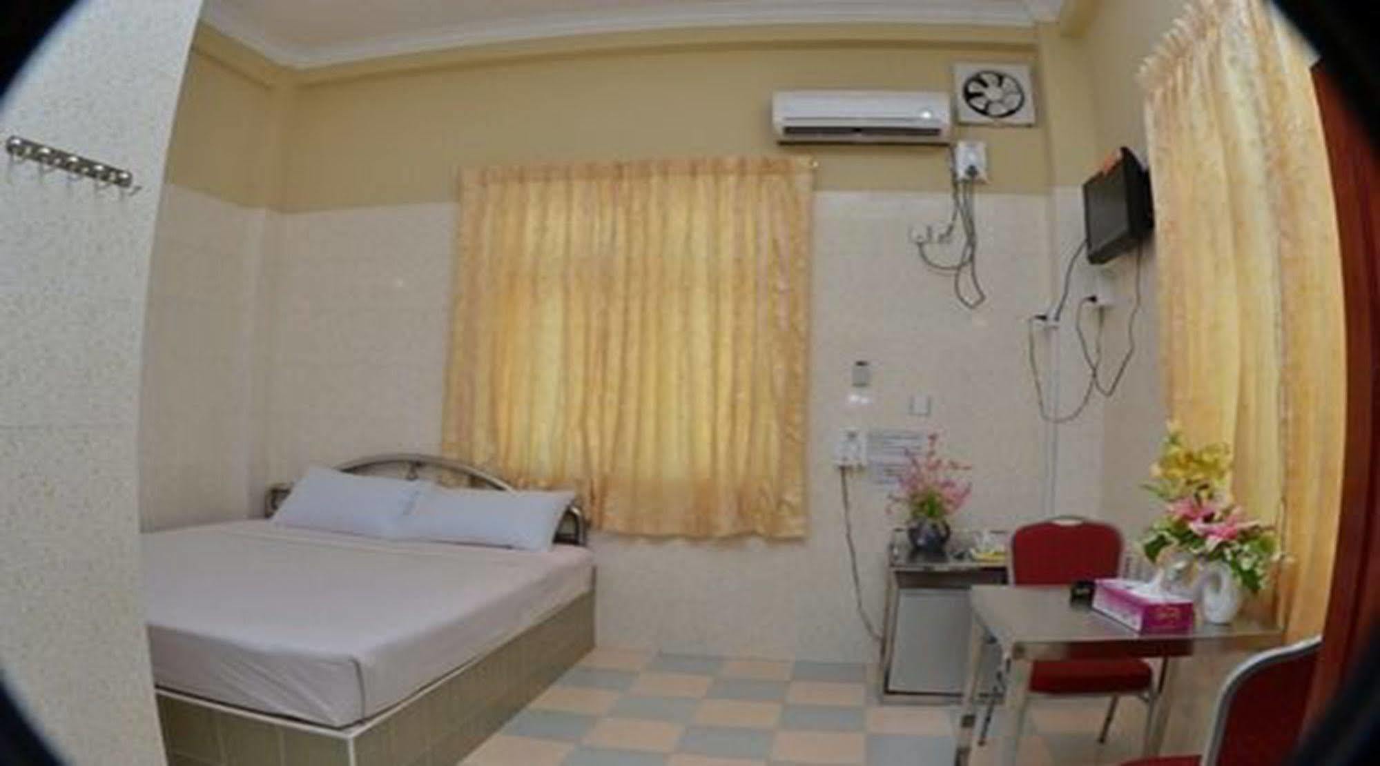 Hotel Shwe Eain Taw Rangoon Buitenkant foto